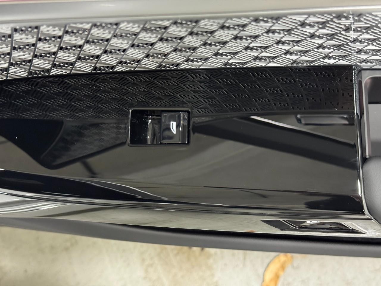BMW i7 Vehicle Full-screen Gallery Image 21
