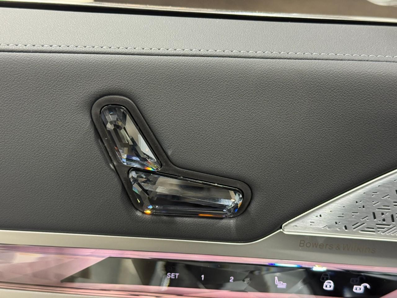 BMW i7 Vehicle Full-screen Gallery Image 22