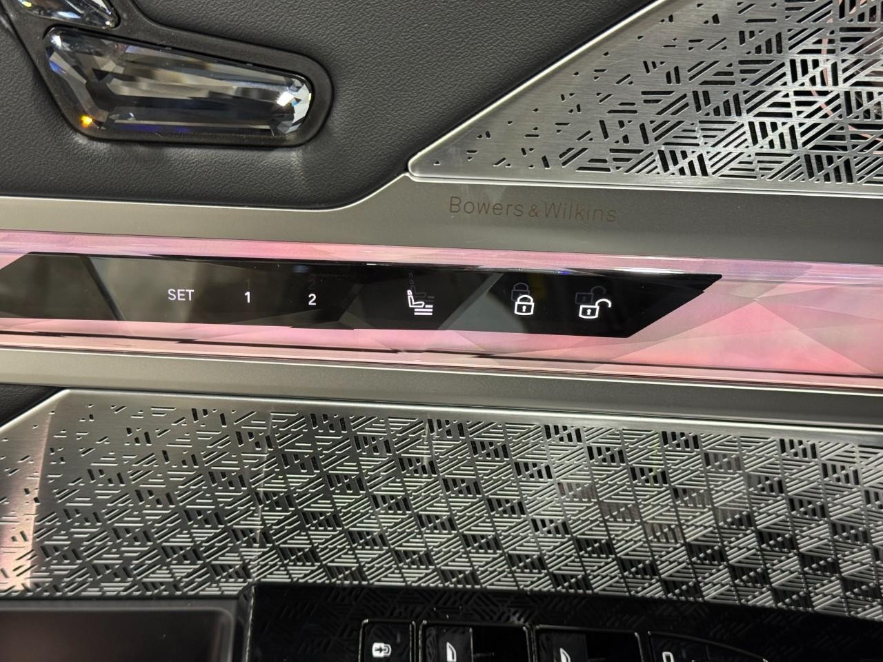 BMW i7 Vehicle Full-screen Gallery Image 23