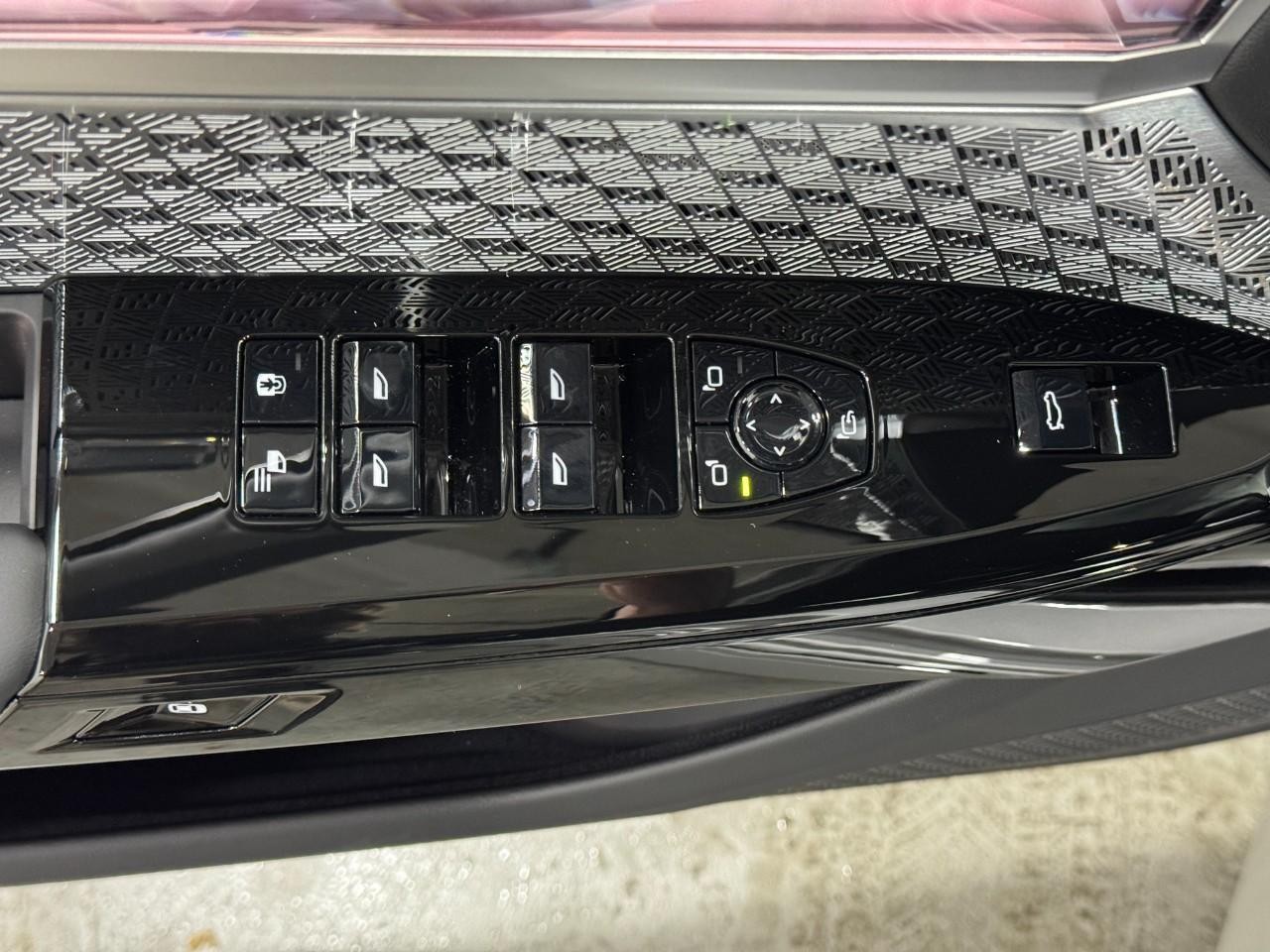 BMW i7 Vehicle Full-screen Gallery Image 24