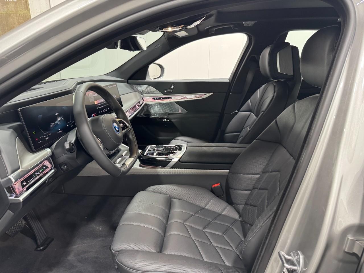 BMW i7 Vehicle Full-screen Gallery Image 25