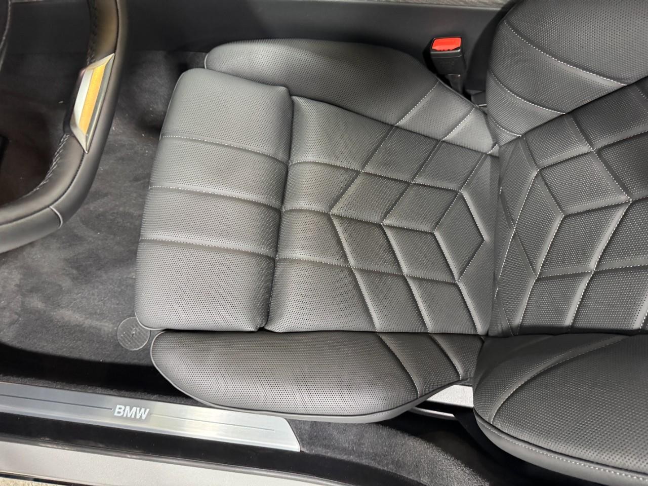 BMW i7 Vehicle Full-screen Gallery Image 26