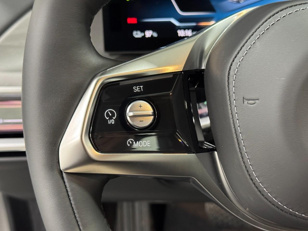 BMW i7 Vehicle Full-screen Gallery Image 28