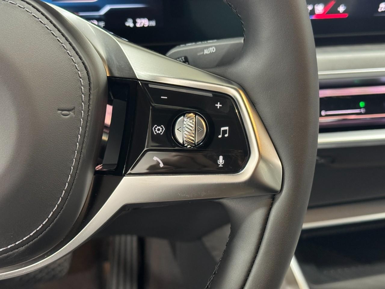 BMW i7 Vehicle Full-screen Gallery Image 29