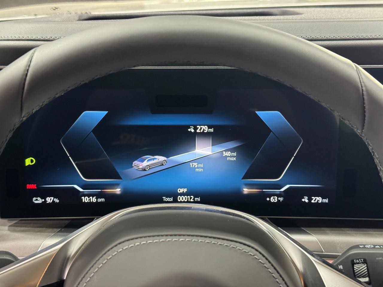 BMW i7 Vehicle Full-screen Gallery Image 30