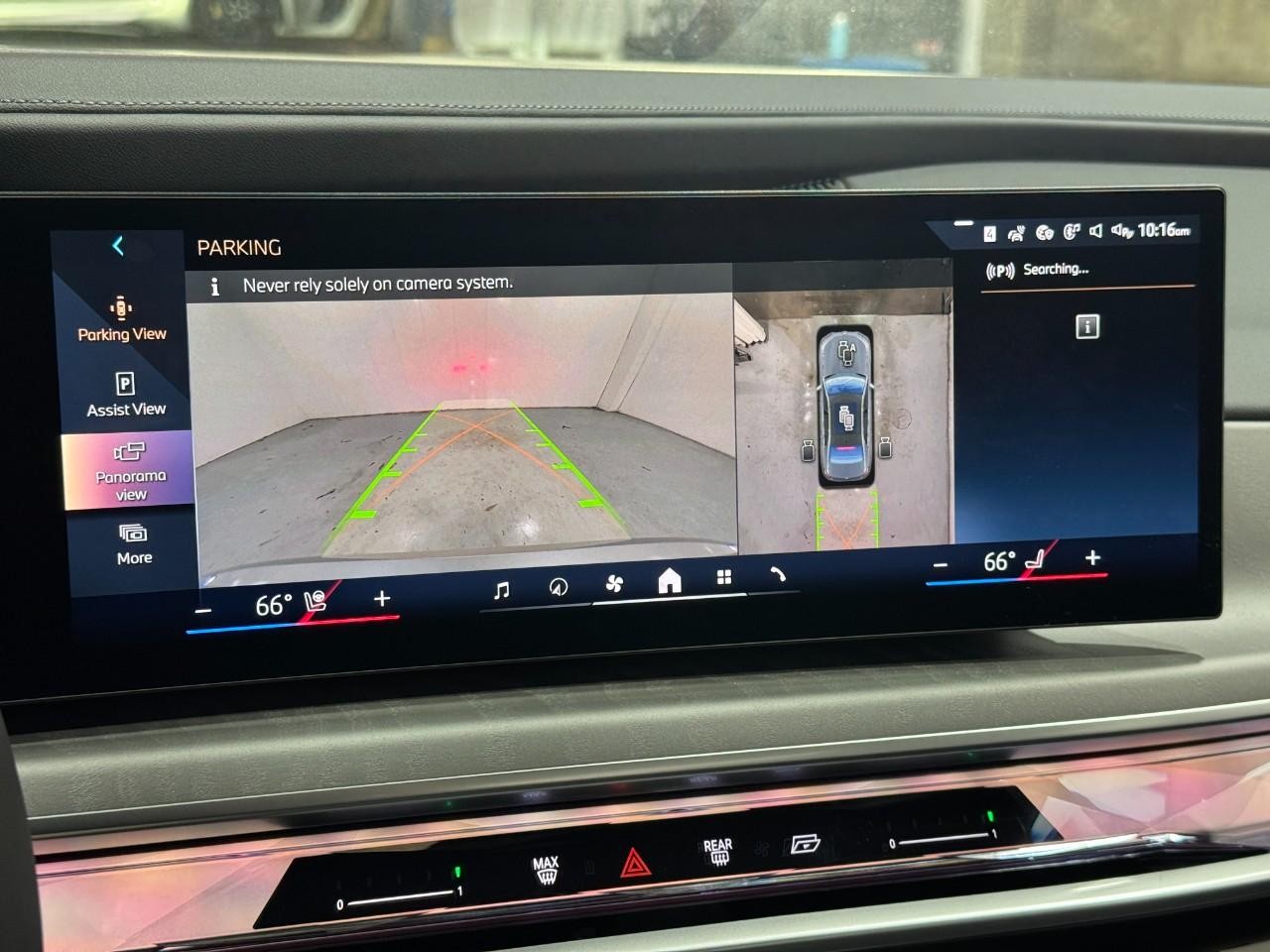 BMW i7 Vehicle Full-screen Gallery Image 31