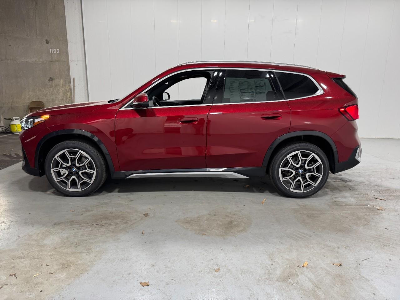 BMW X1 Vehicle Full-screen Gallery Image 2