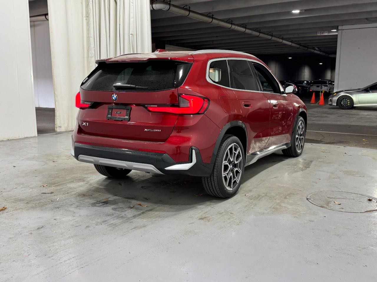 BMW X1 Vehicle Full-screen Gallery Image 4