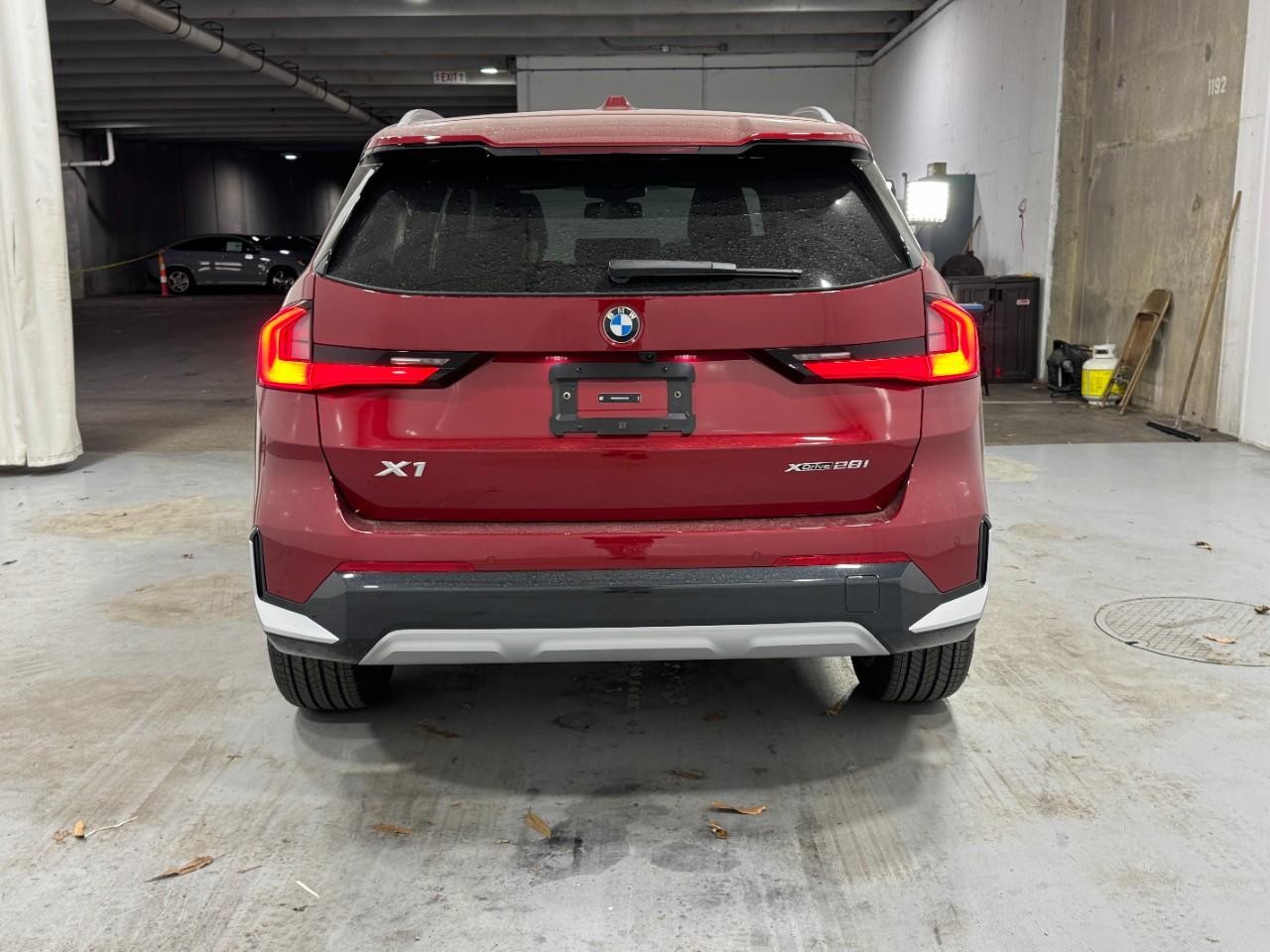 BMW X1 Vehicle Full-screen Gallery Image 9