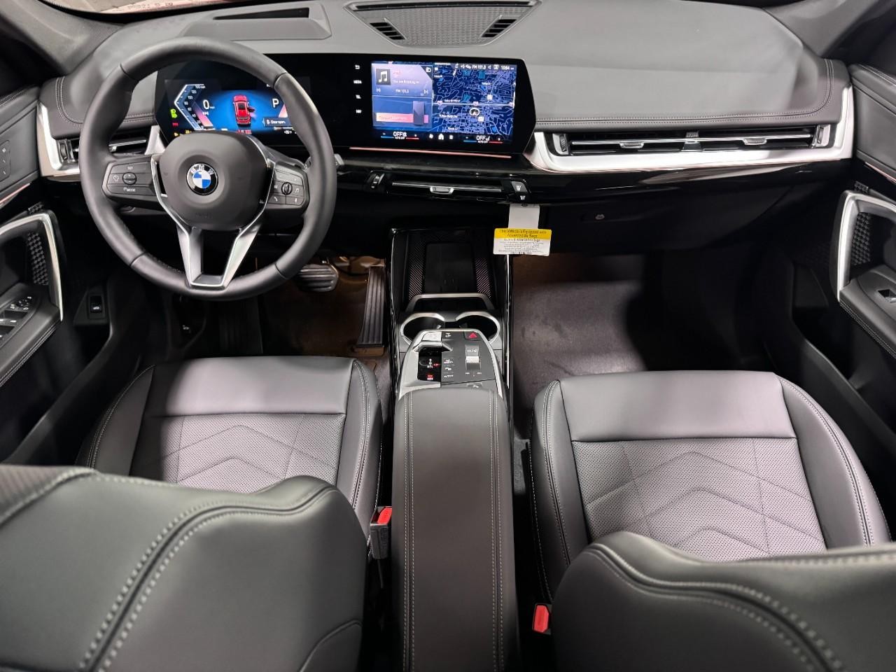 BMW X1 Vehicle Full-screen Gallery Image 12