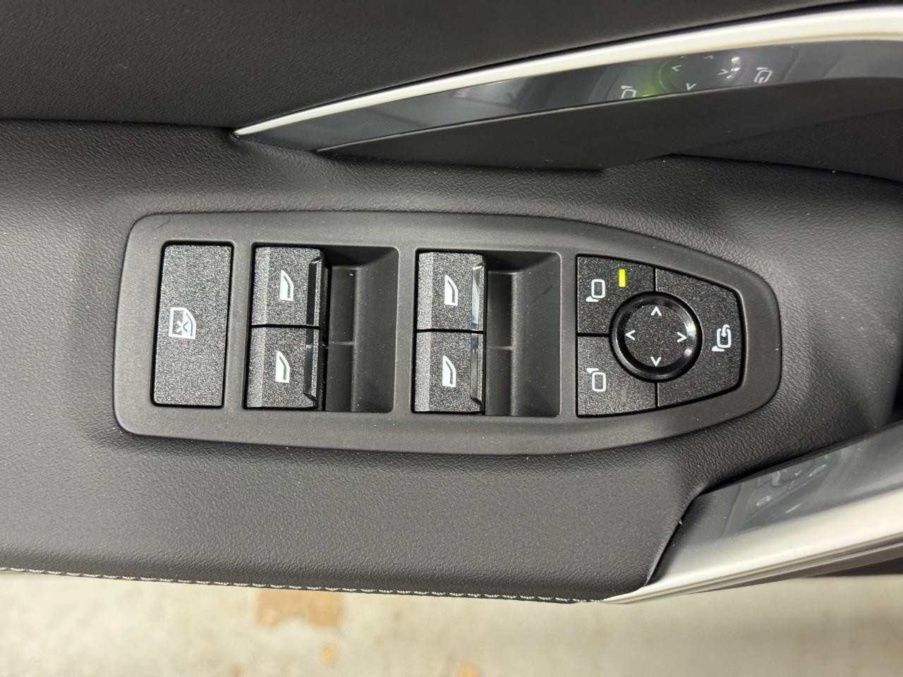 BMW X1 Vehicle Full-screen Gallery Image 23