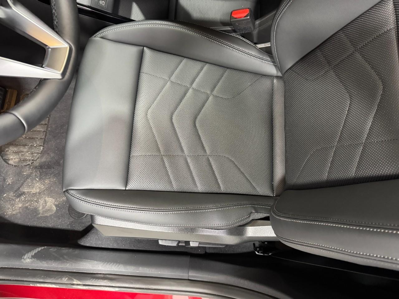 BMW X1 Vehicle Full-screen Gallery Image 26