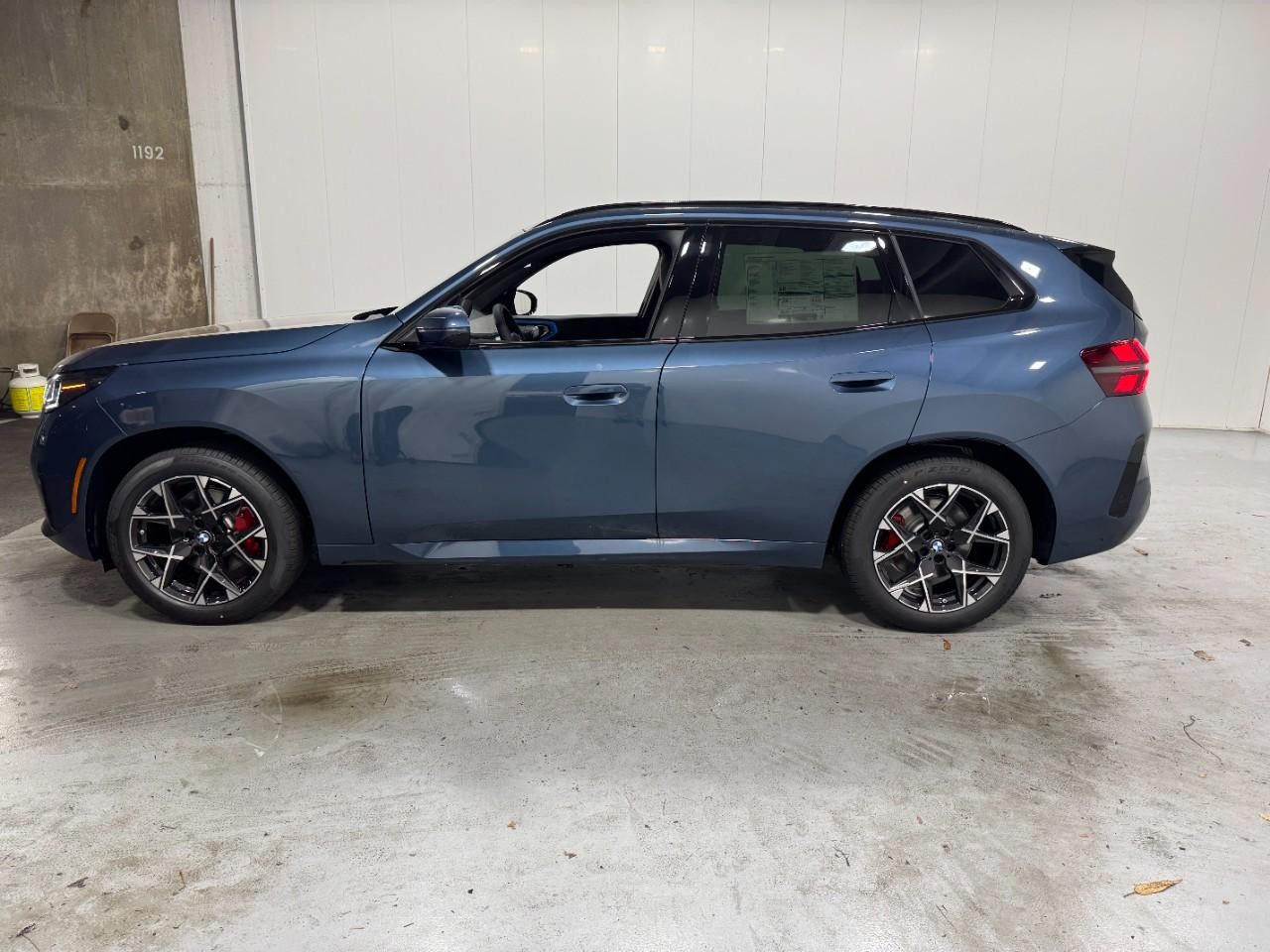 BMW X3 Vehicle Full-screen Gallery Image 2