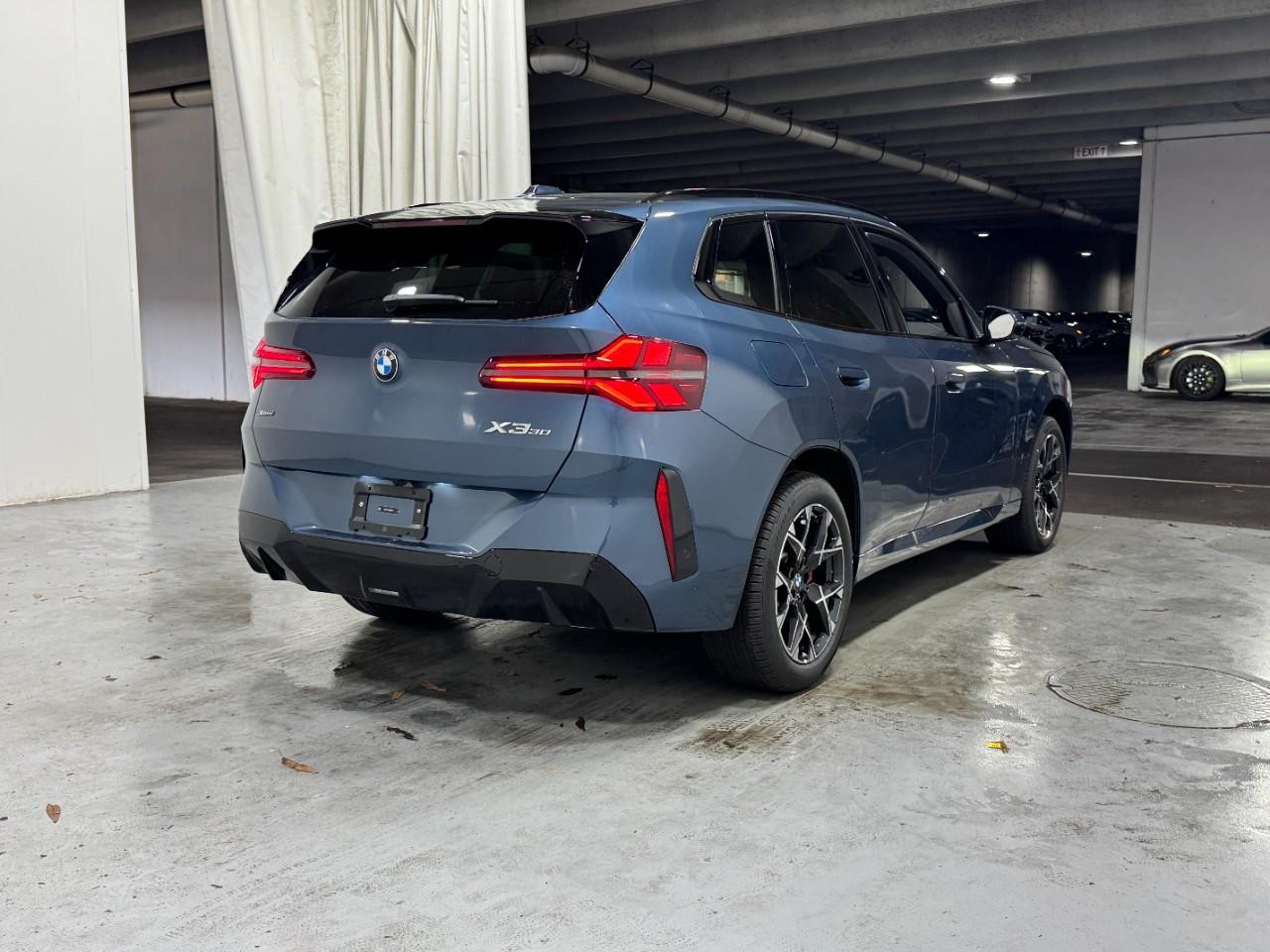 BMW X3 Vehicle Full-screen Gallery Image 4