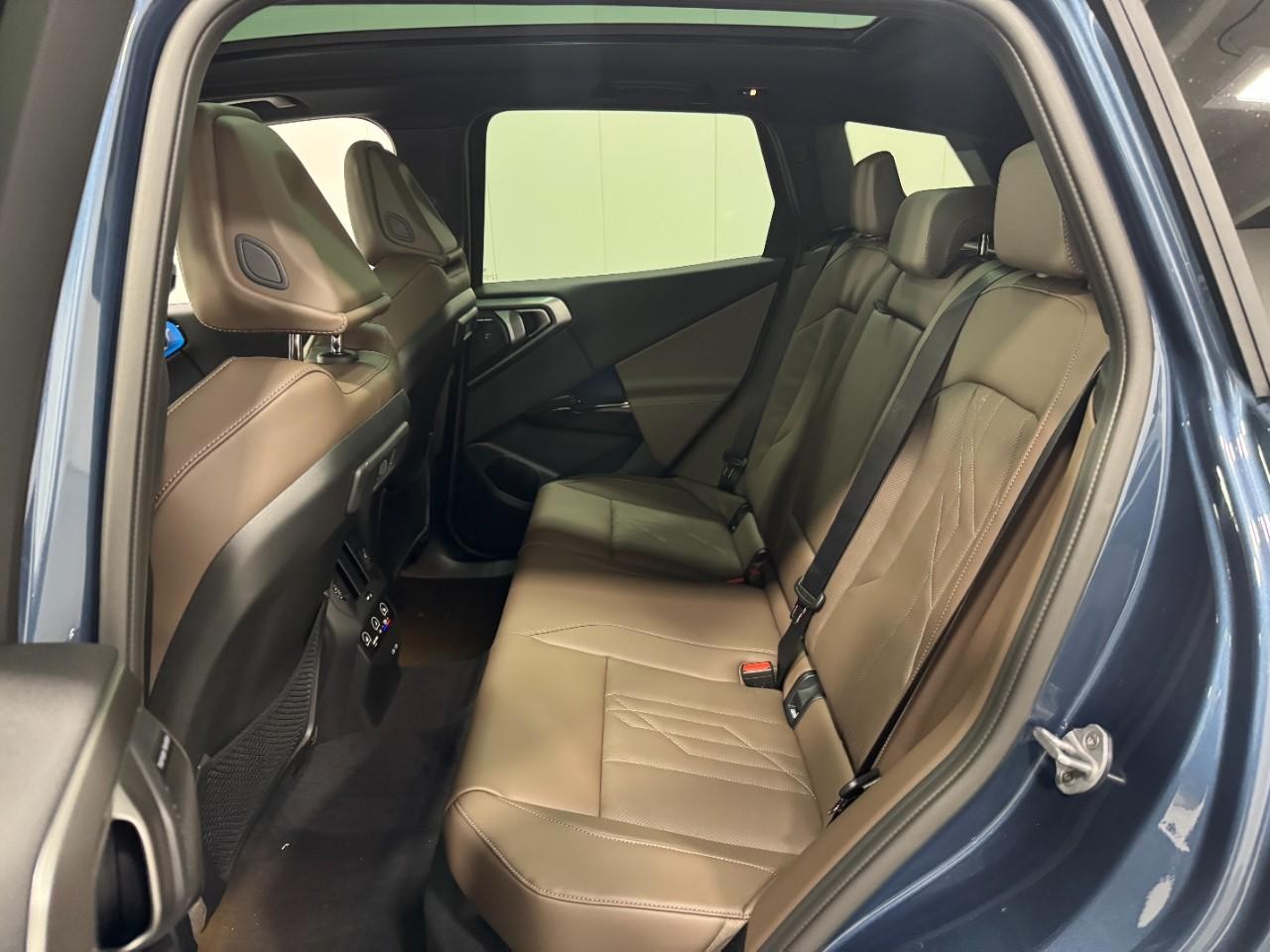 BMW X3 Vehicle Full-screen Gallery Image 8