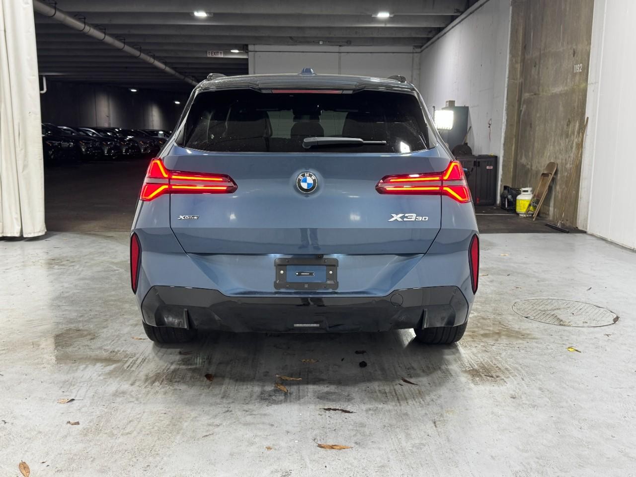 BMW X3 Vehicle Full-screen Gallery Image 9