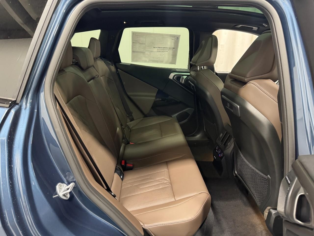 BMW X3 Vehicle Full-screen Gallery Image 10