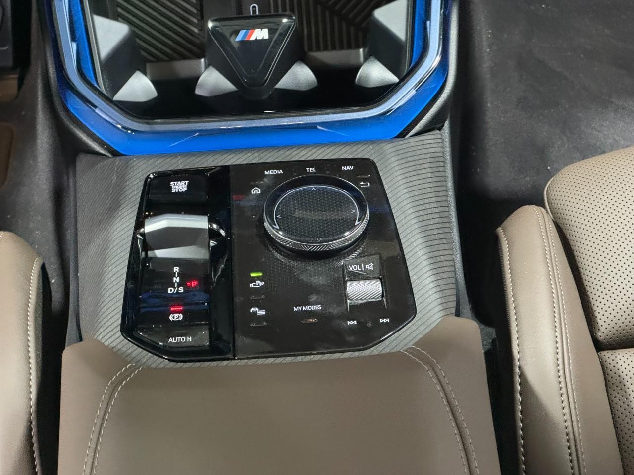 BMW X3 Vehicle Full-screen Gallery Image 16