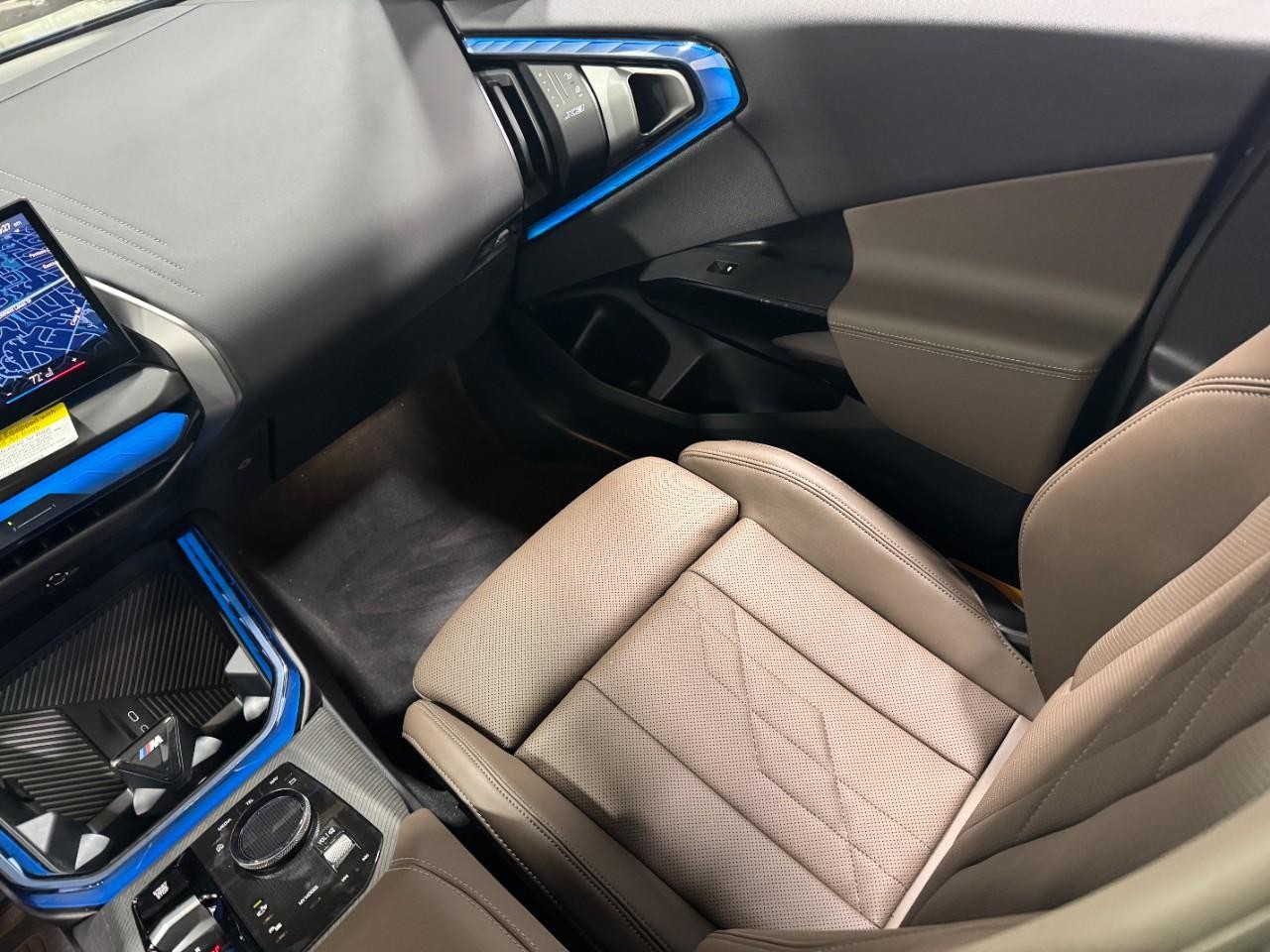 BMW X3 Vehicle Full-screen Gallery Image 17