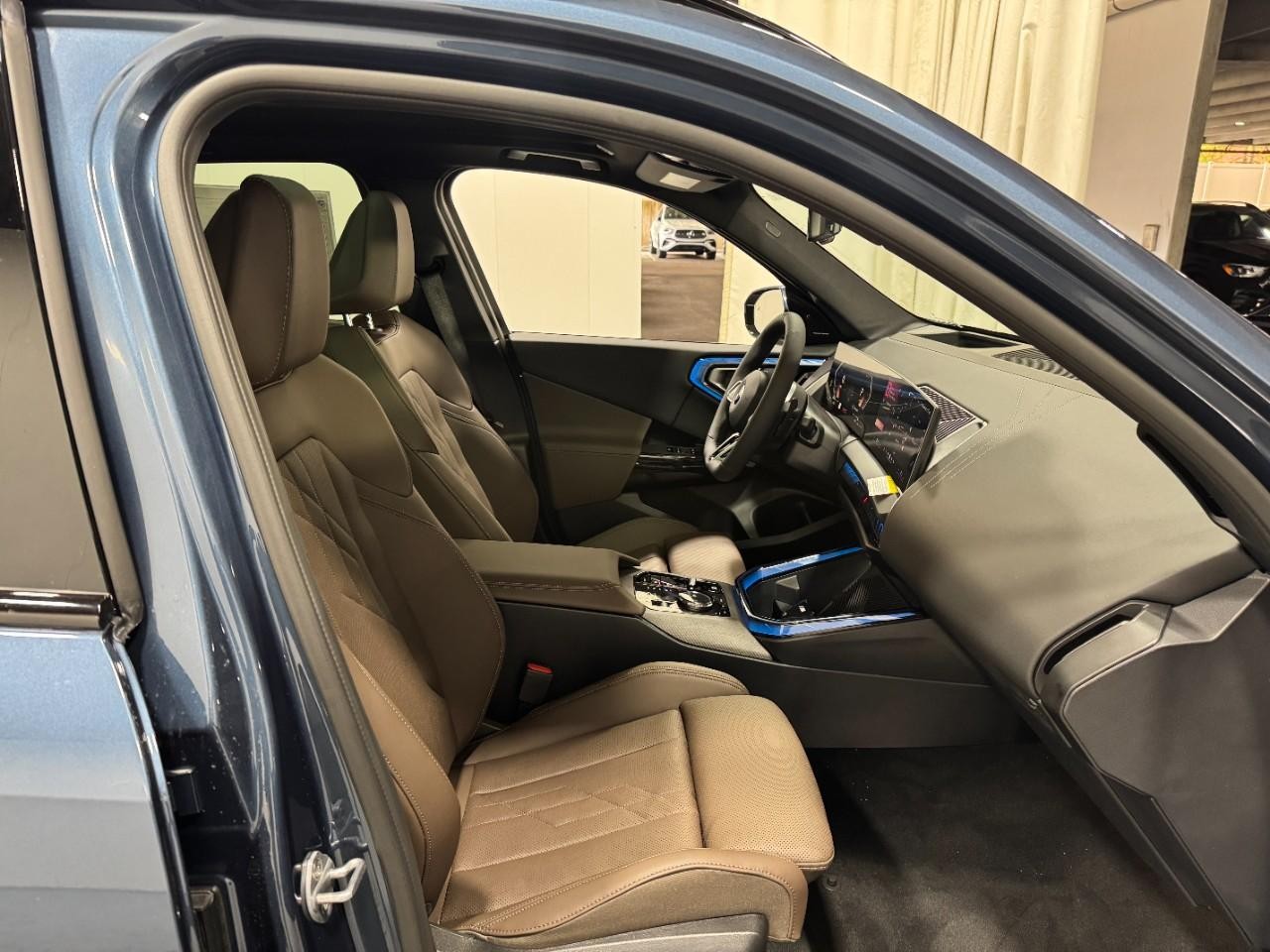 BMW X3 Vehicle Full-screen Gallery Image 18