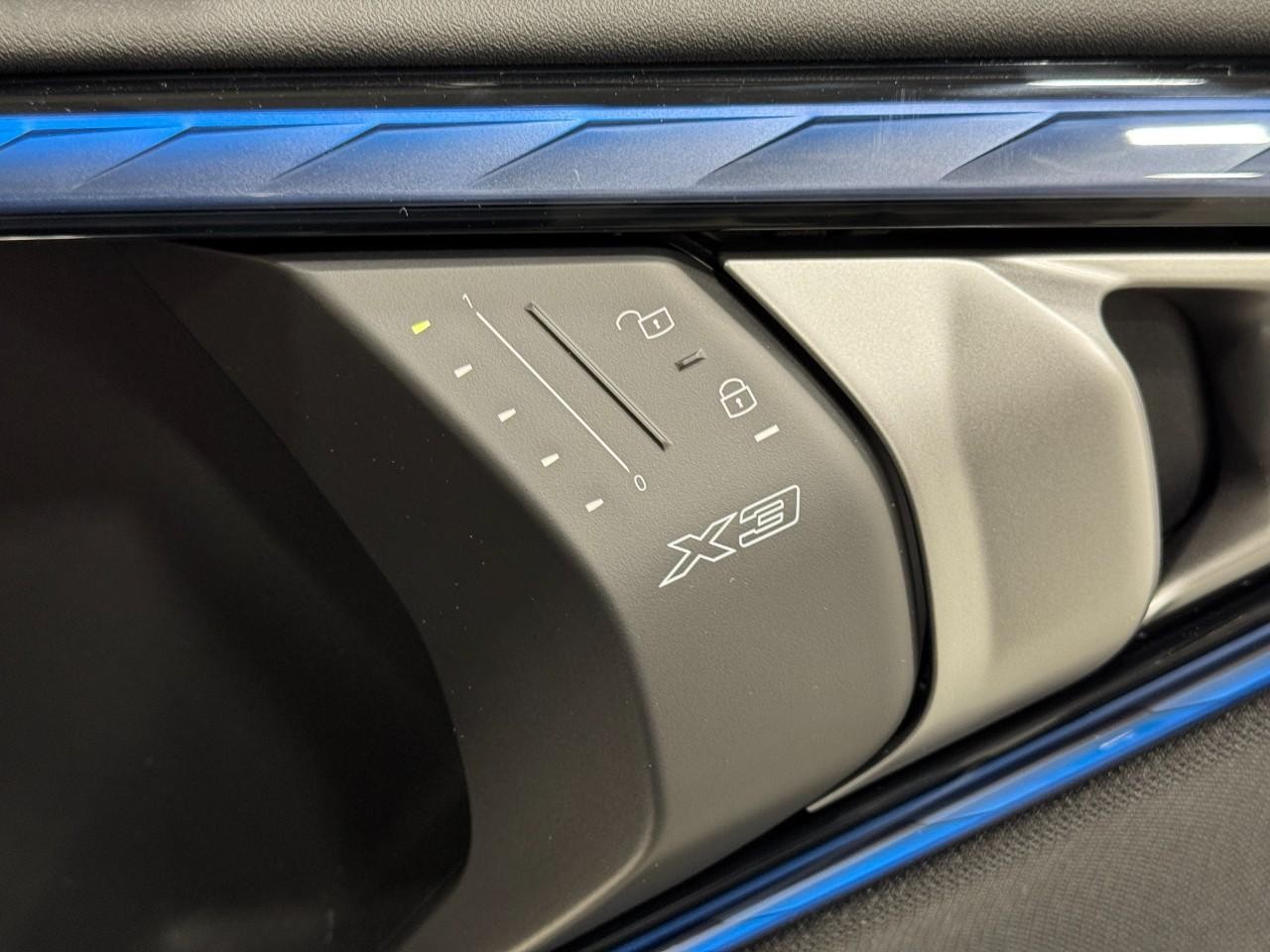 BMW X3 Vehicle Full-screen Gallery Image 21