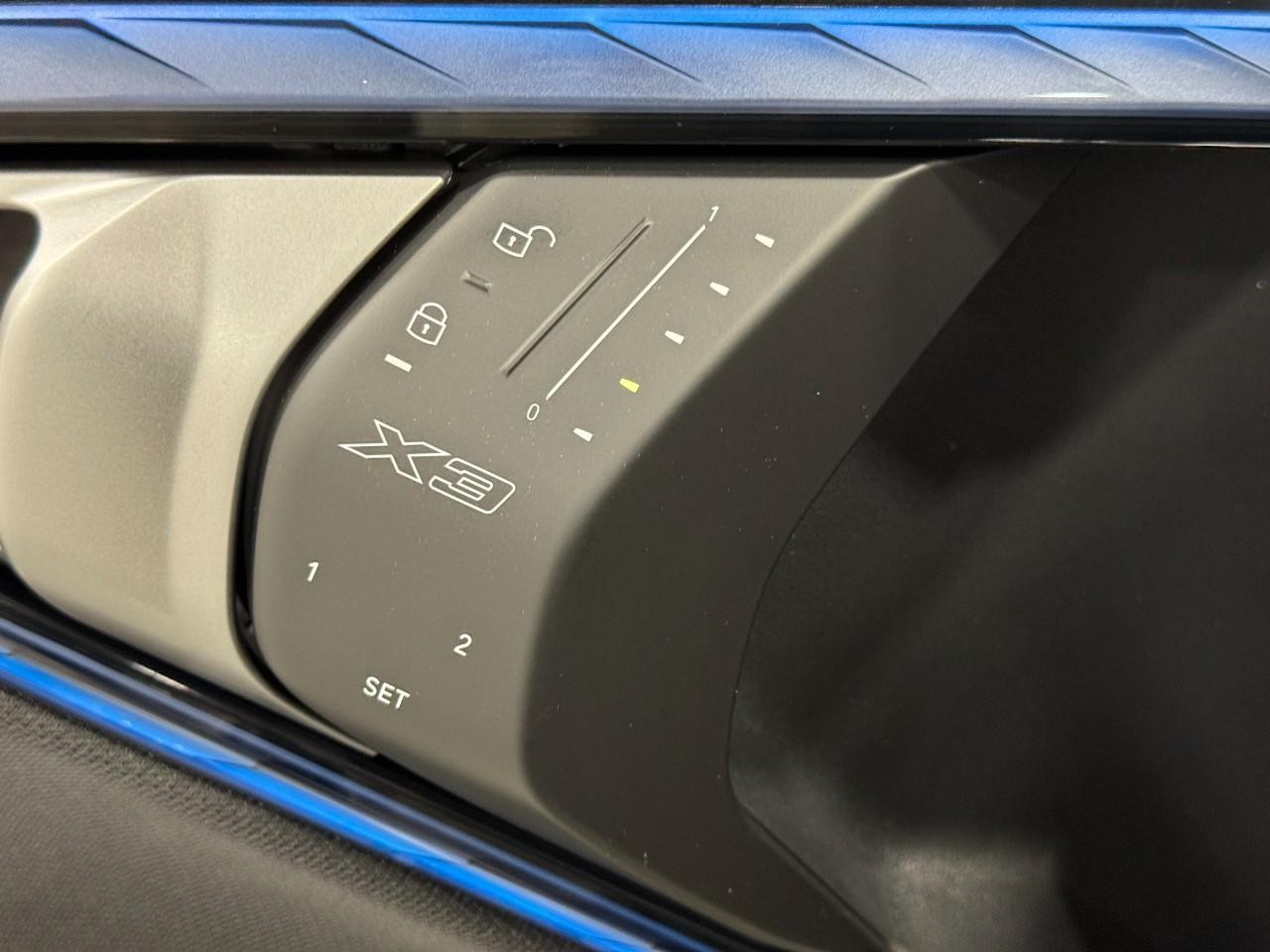 BMW X3 Vehicle Full-screen Gallery Image 24