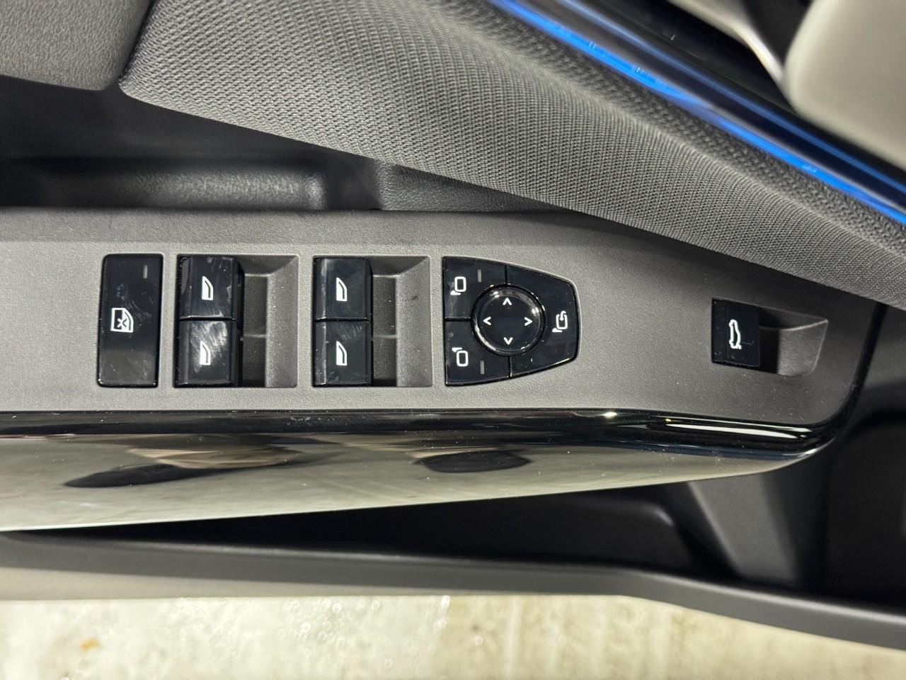 BMW X3 Vehicle Full-screen Gallery Image 25