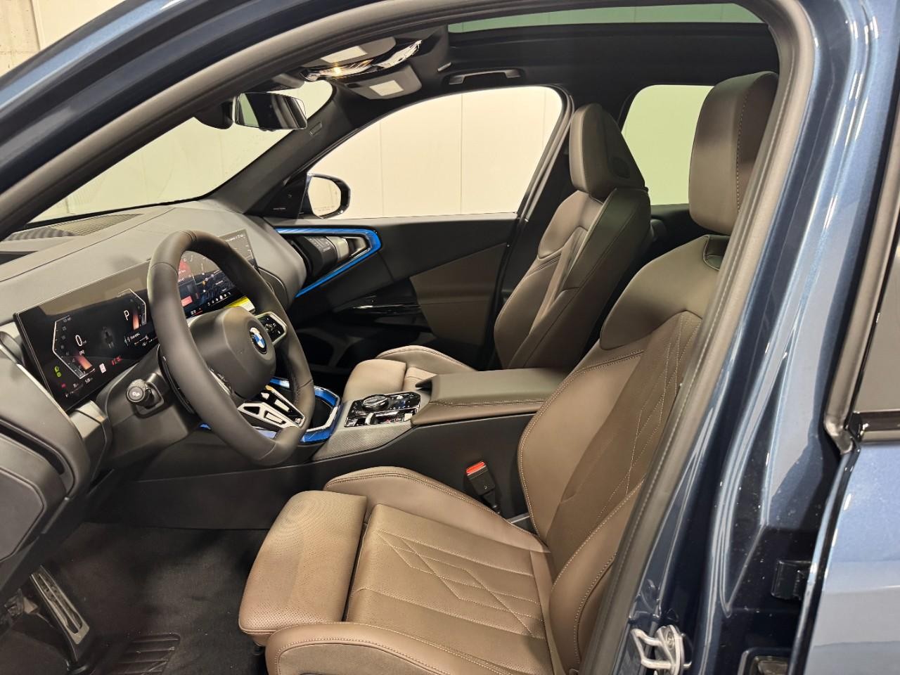 BMW X3 Vehicle Full-screen Gallery Image 26