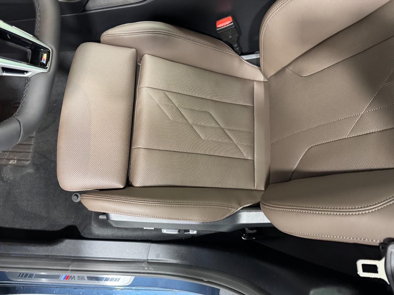 BMW X3 Vehicle Full-screen Gallery Image 27