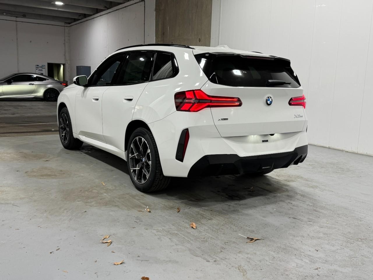 BMW X3 Vehicle Full-screen Gallery Image 3