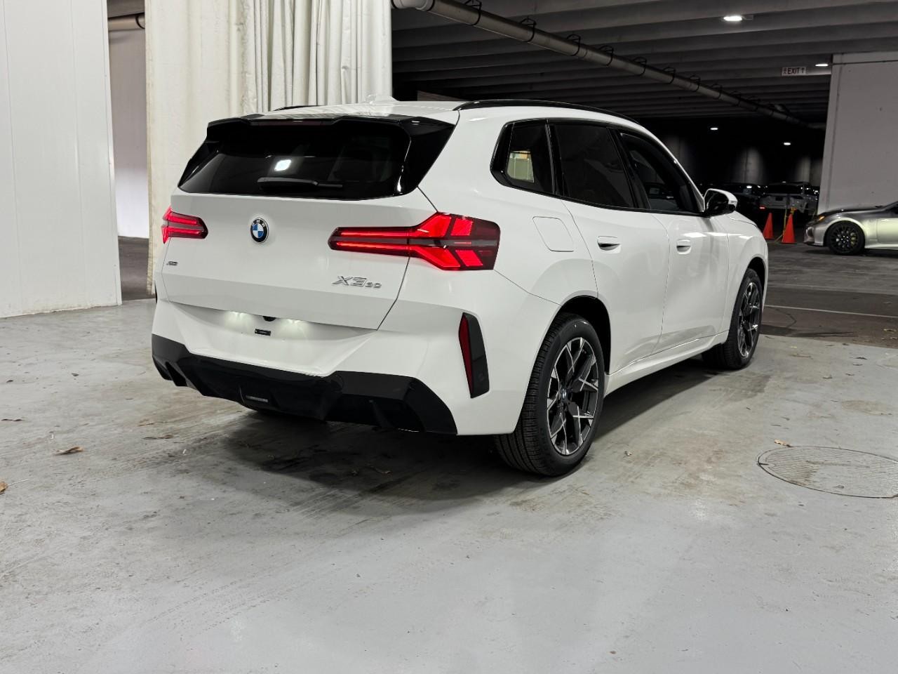 BMW X3 Vehicle Full-screen Gallery Image 4