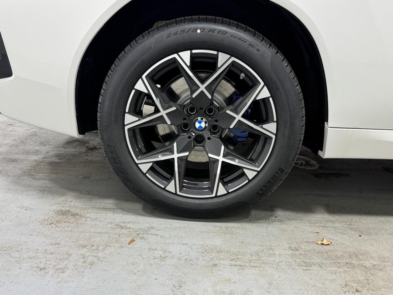 BMW X3 Vehicle Full-screen Gallery Image 5