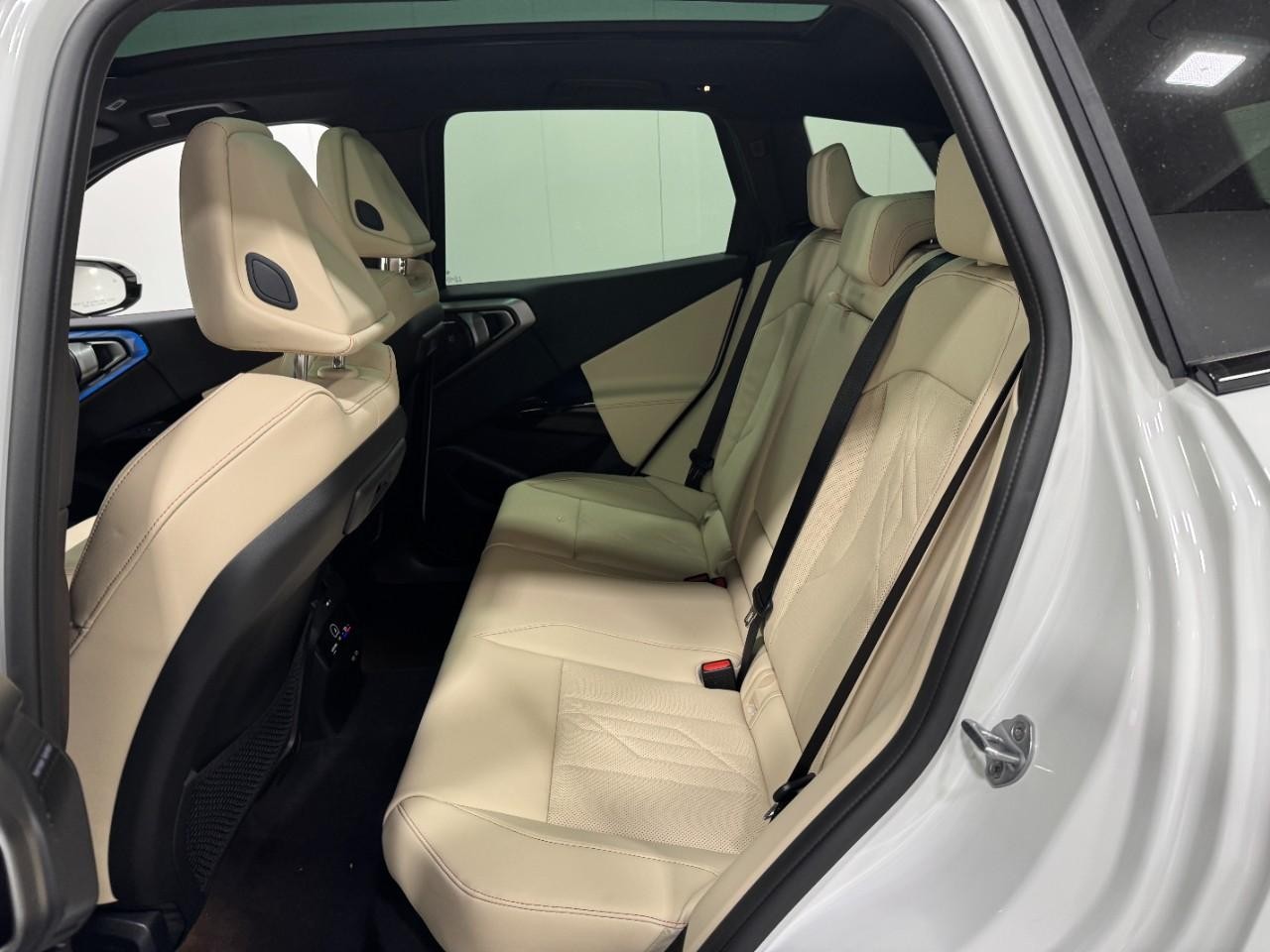 BMW X3 Vehicle Full-screen Gallery Image 8