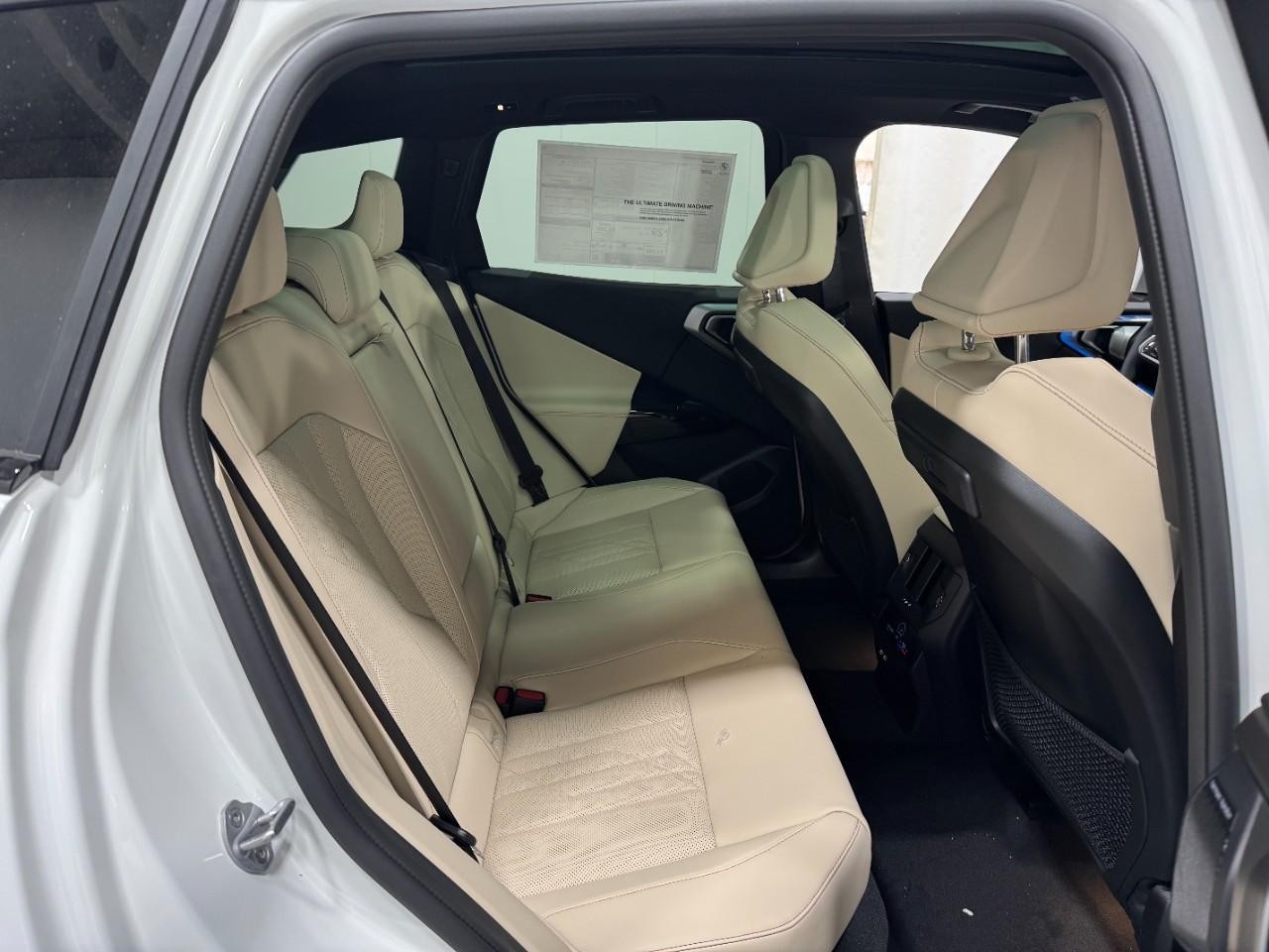 BMW X3 Vehicle Full-screen Gallery Image 10