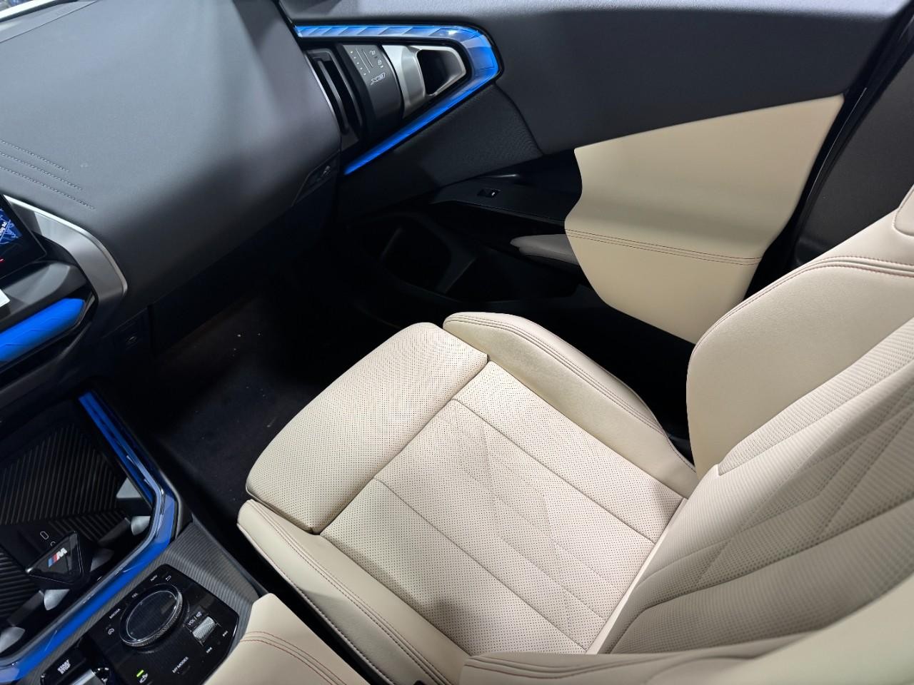 BMW X3 Vehicle Full-screen Gallery Image 17