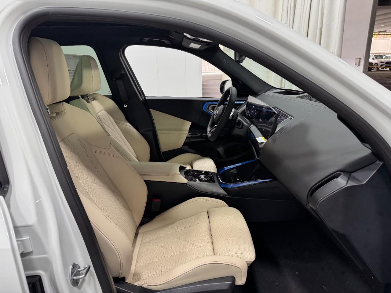 BMW X3 Vehicle Full-screen Gallery Image 18