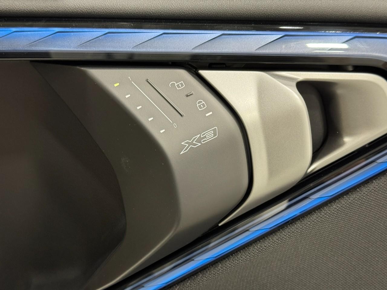 BMW X3 Vehicle Full-screen Gallery Image 21