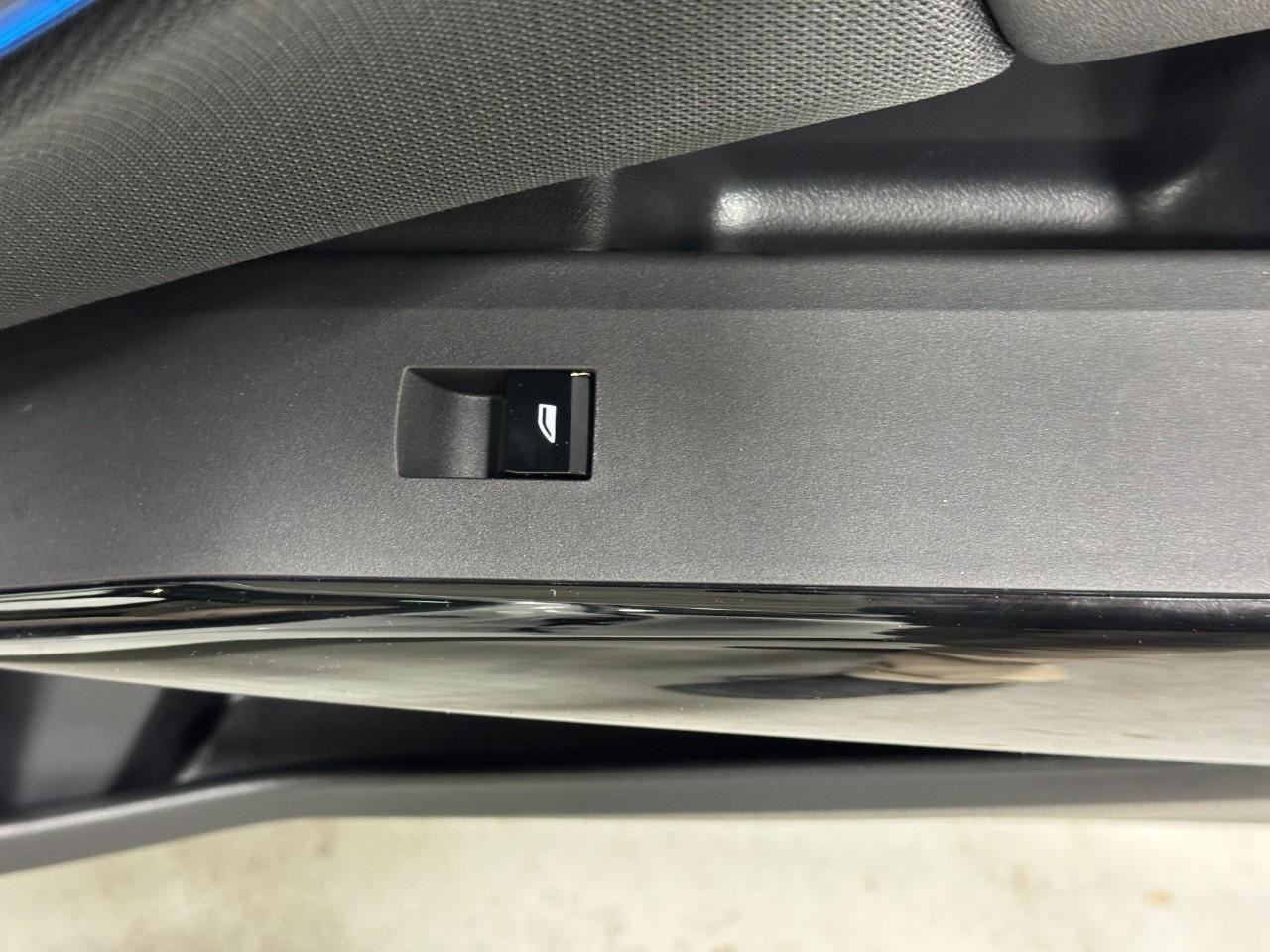 BMW X3 Vehicle Full-screen Gallery Image 22