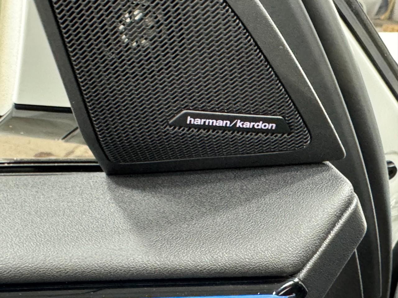 BMW X3 Vehicle Full-screen Gallery Image 23