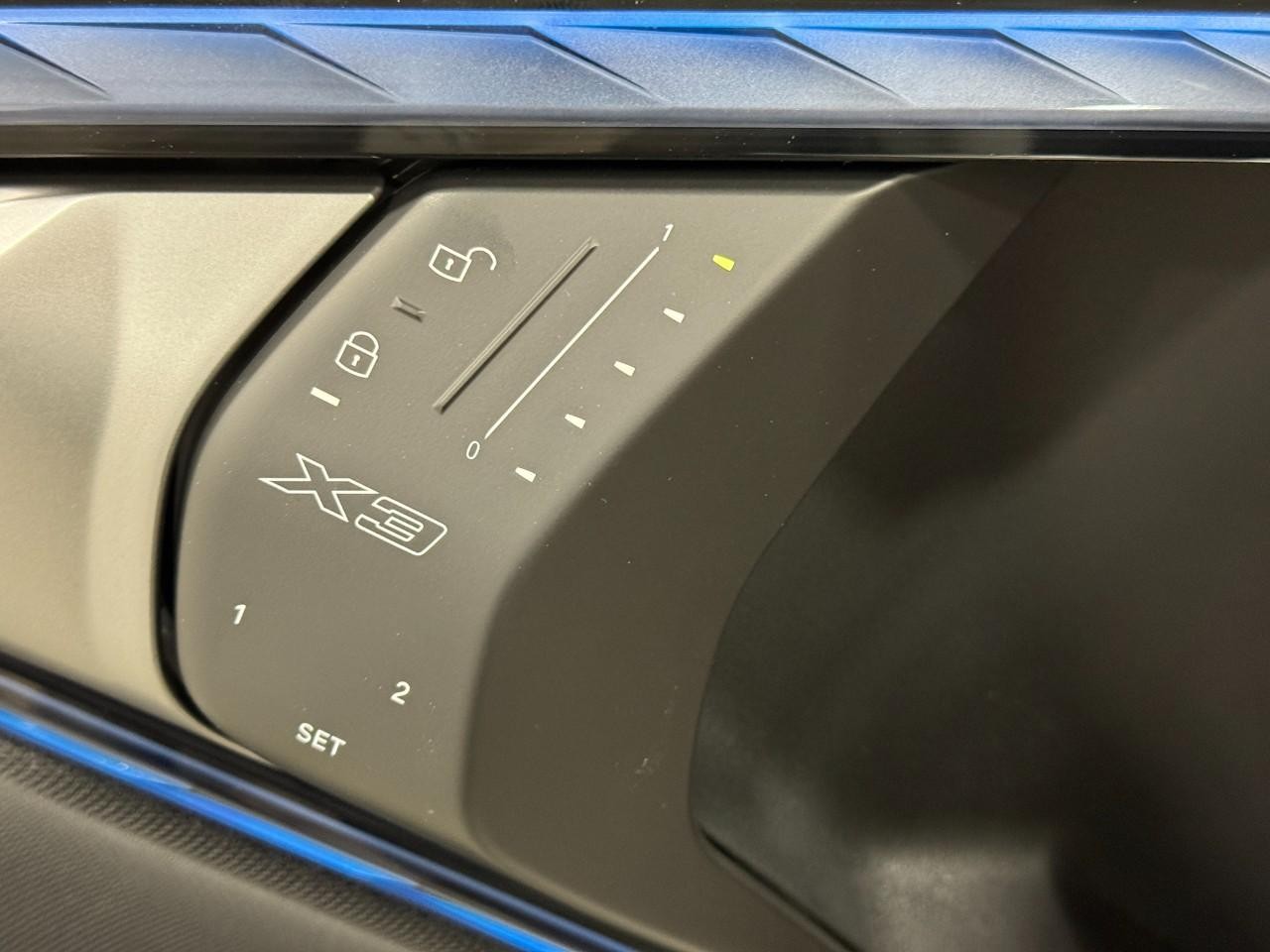 BMW X3 Vehicle Full-screen Gallery Image 24