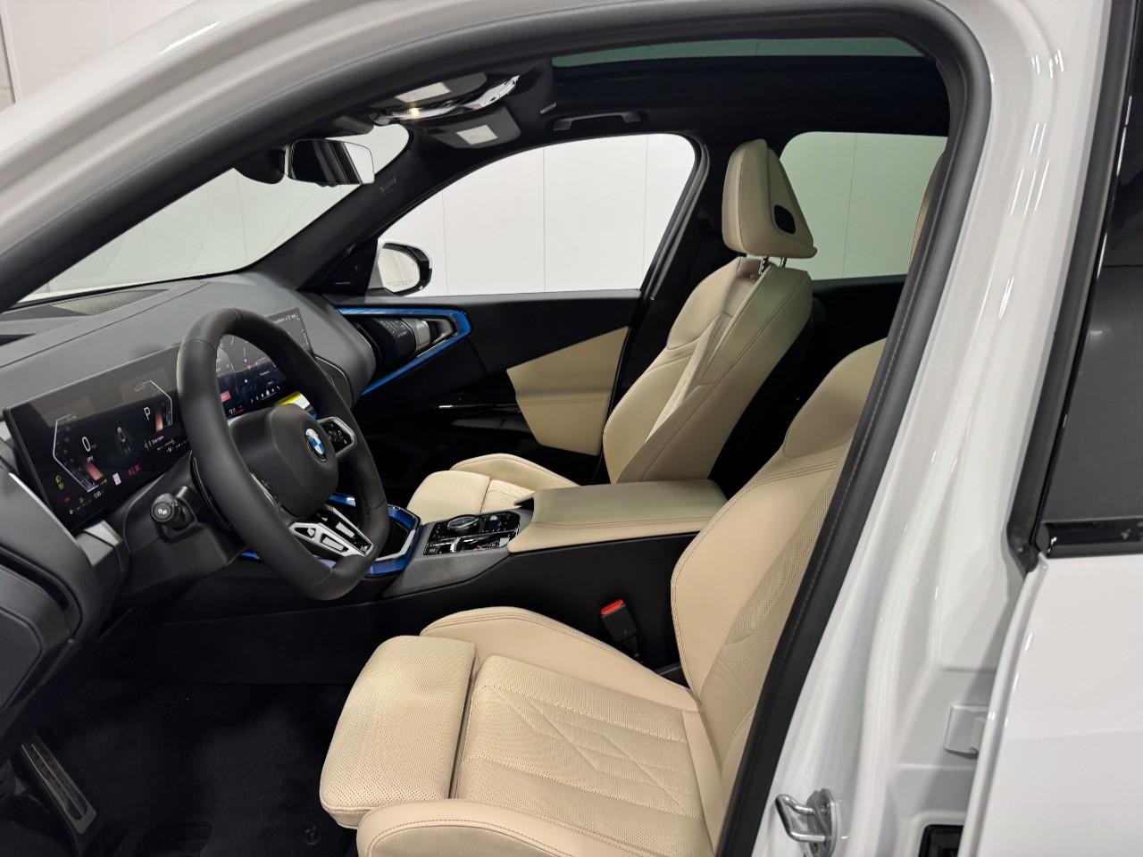 BMW X3 Vehicle Full-screen Gallery Image 26