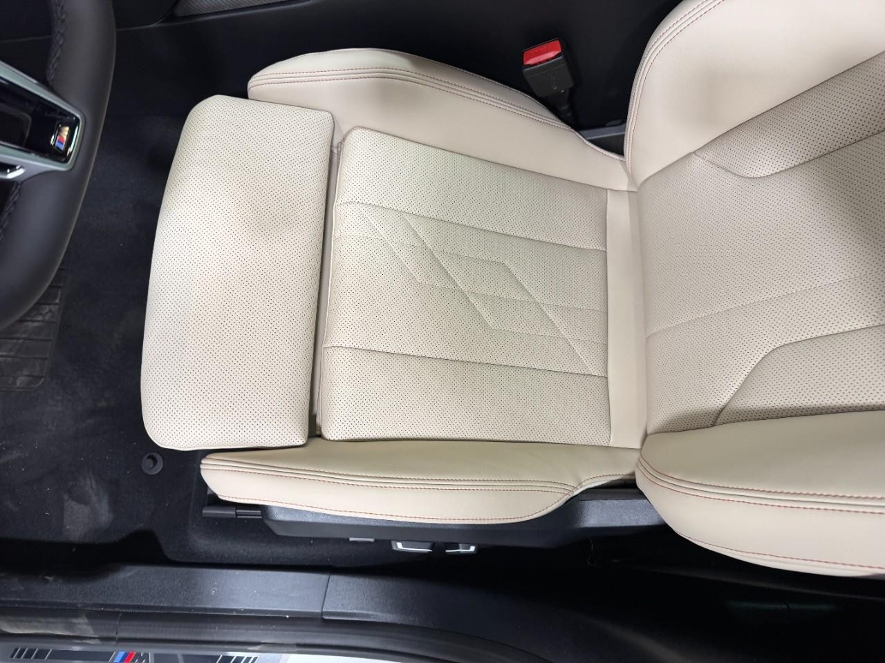 BMW X3 Vehicle Full-screen Gallery Image 27