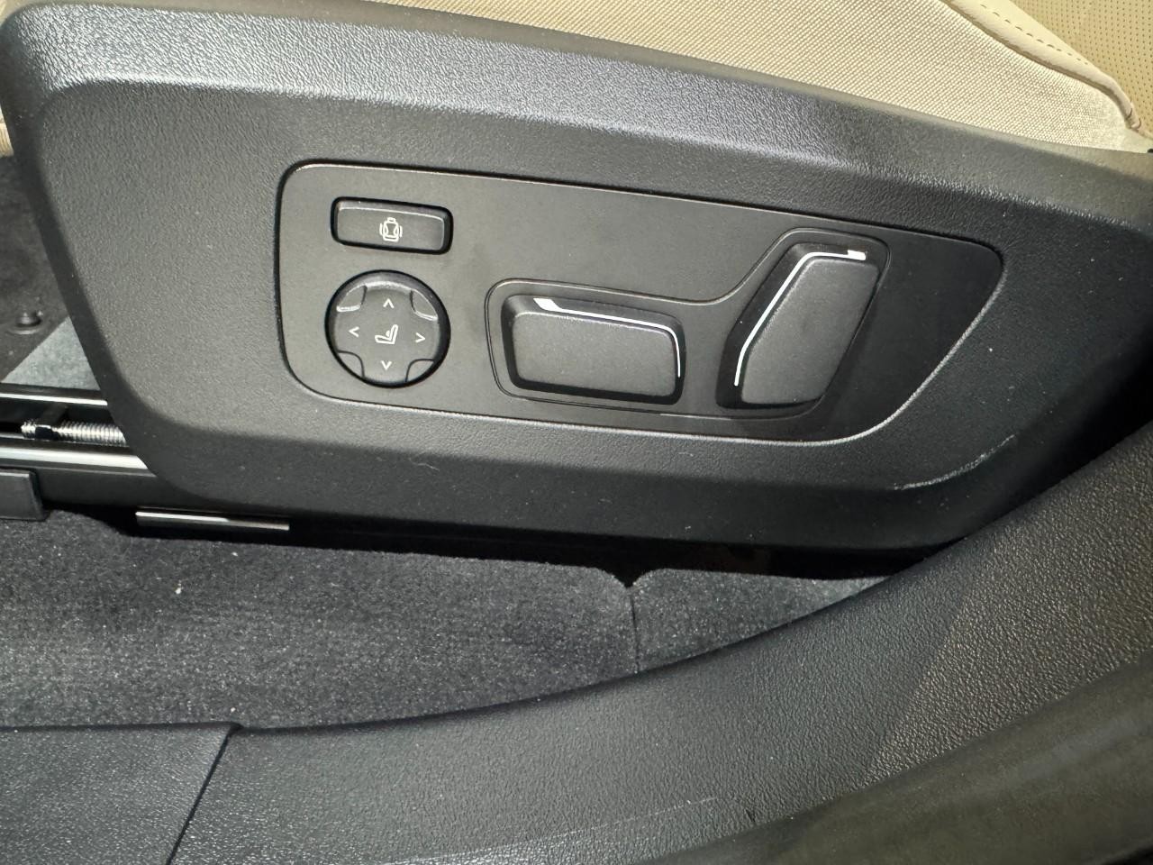 BMW X3 Vehicle Full-screen Gallery Image 28