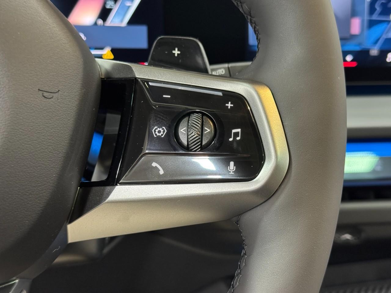 BMW X3 Vehicle Full-screen Gallery Image 30