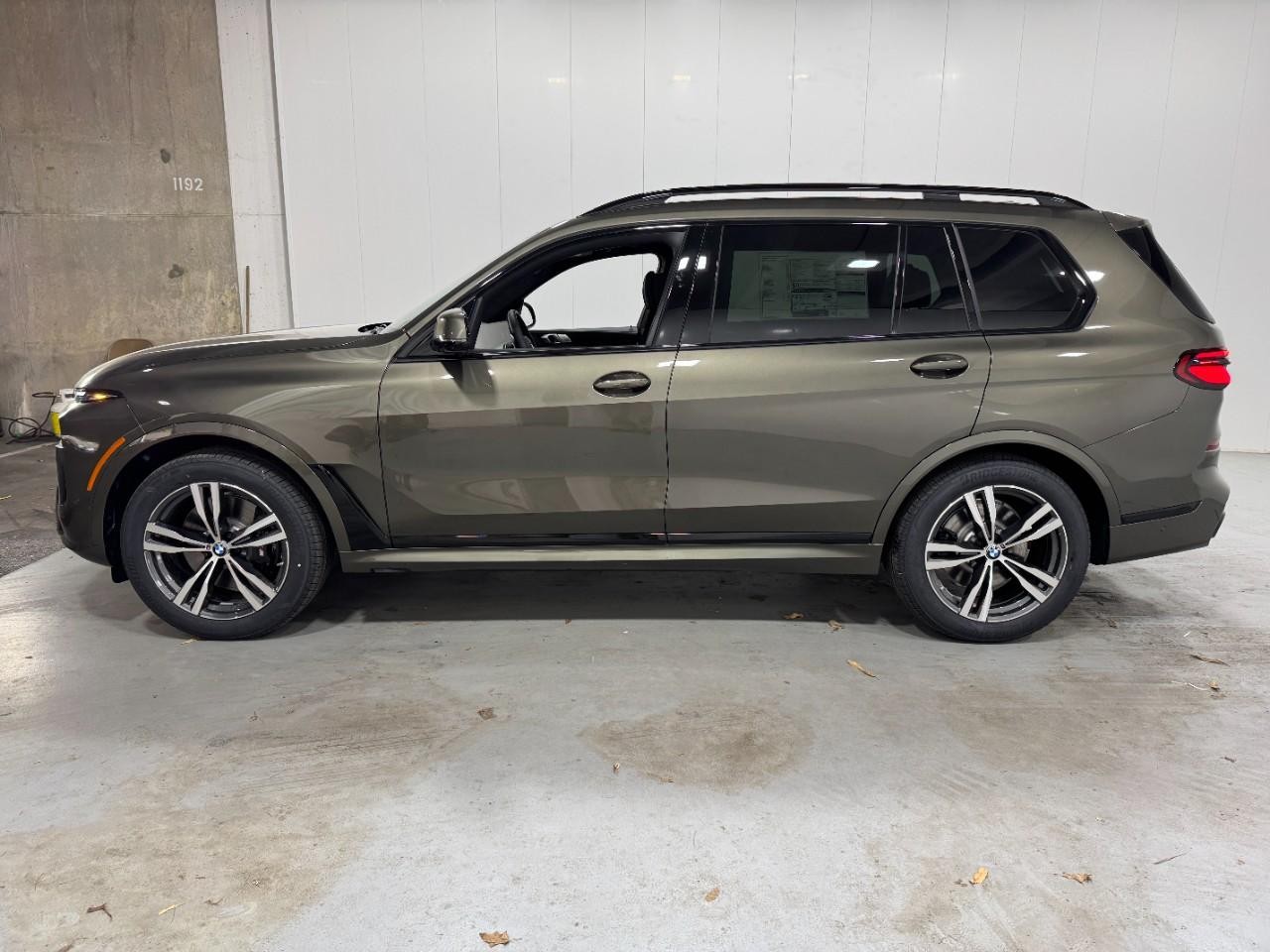 BMW X7 Vehicle Full-screen Gallery Image 2