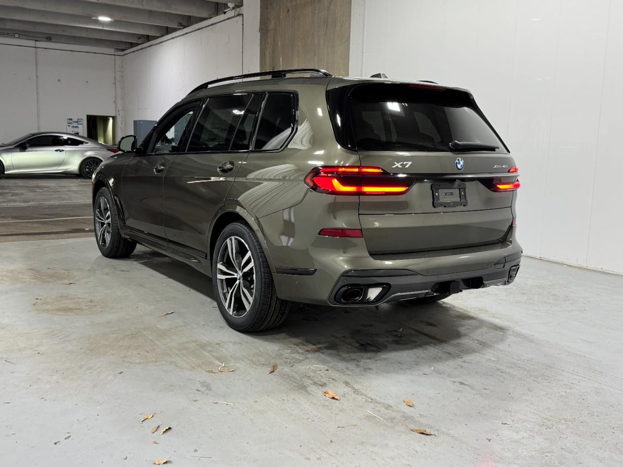 BMW X7 Vehicle Full-screen Gallery Image 3