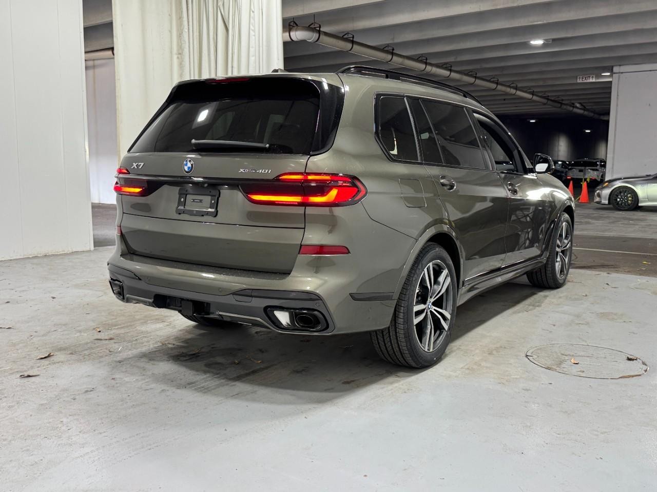 BMW X7 Vehicle Full-screen Gallery Image 4