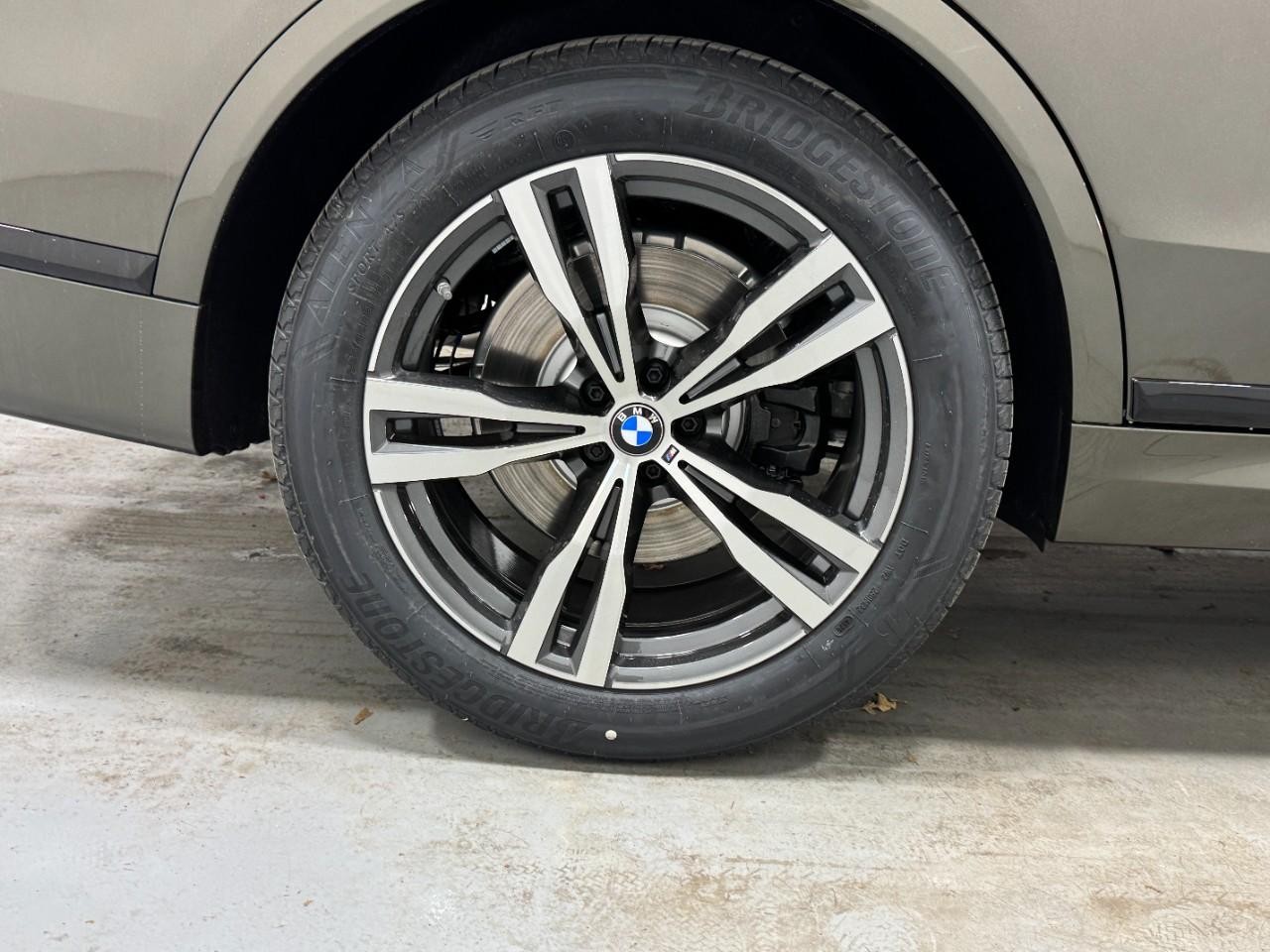 BMW X7 Vehicle Full-screen Gallery Image 5