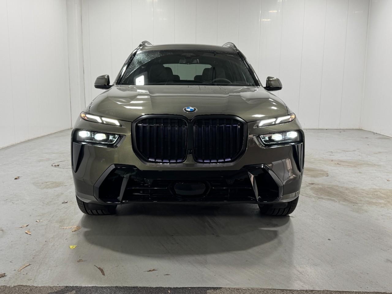 BMW X7 Vehicle Full-screen Gallery Image 7