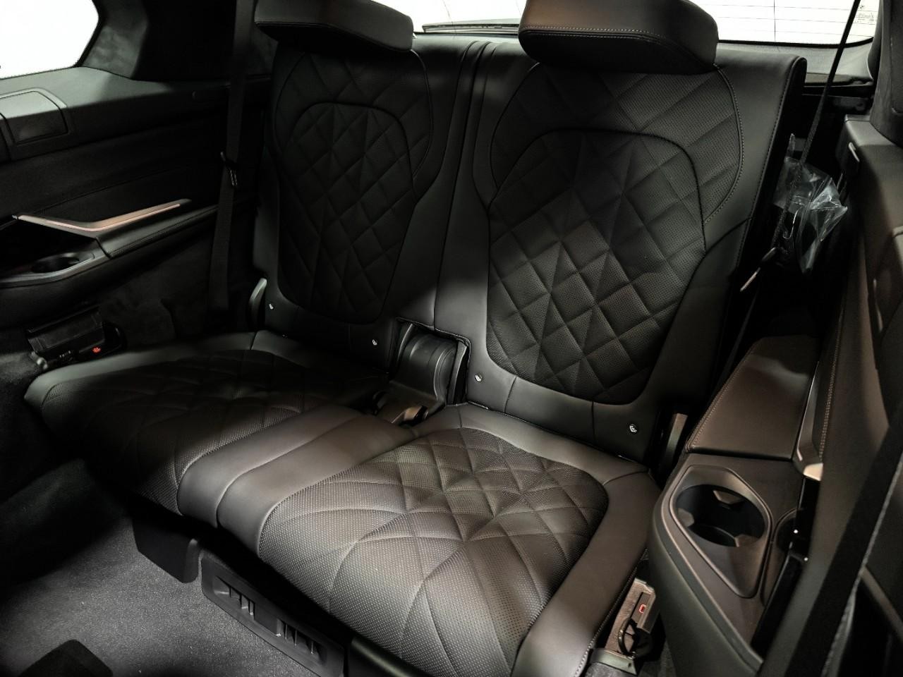 BMW X7 Vehicle Full-screen Gallery Image 8